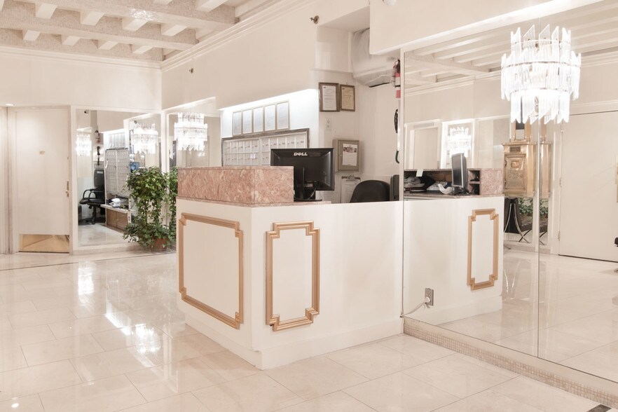 150 W 58th St, New York, NY à louer - Hall d’entrée - Image 3 de 5