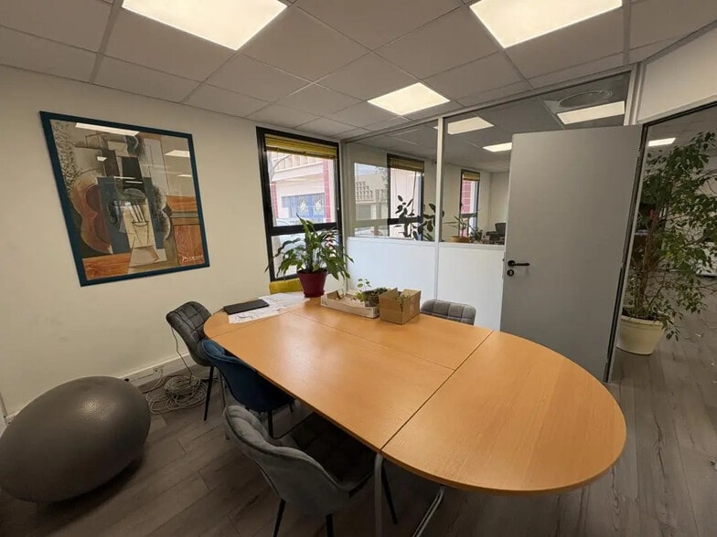 Office in Marseille for lease - Building Photo - Image 3 of 12