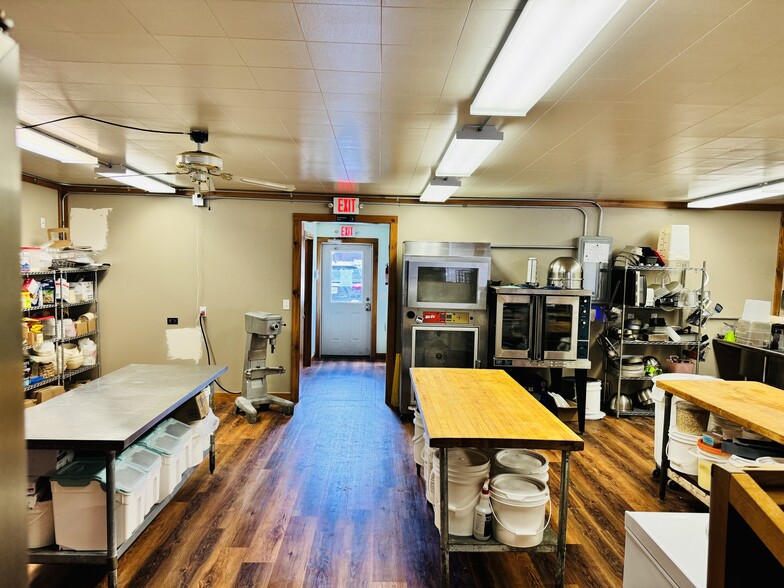 7251 Bradley St, Lake Tomahawk, WI for sale - Interior Photo - Image 3 of 16