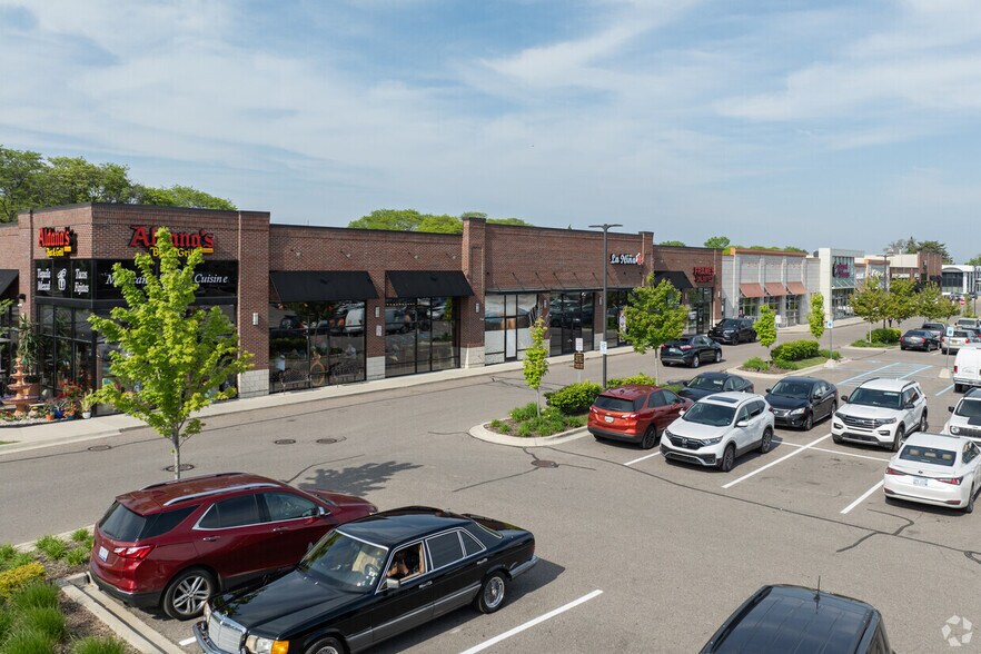2830-2880 W Maple Rd, Troy, MI à louer - Photo du bâtiment - Image 2 de 11