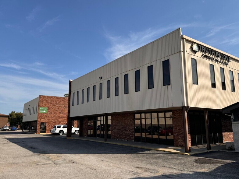 808 S Eldorado Rd, Bloomington, IL à louer - Photo du bâtiment - Image 2 de 2