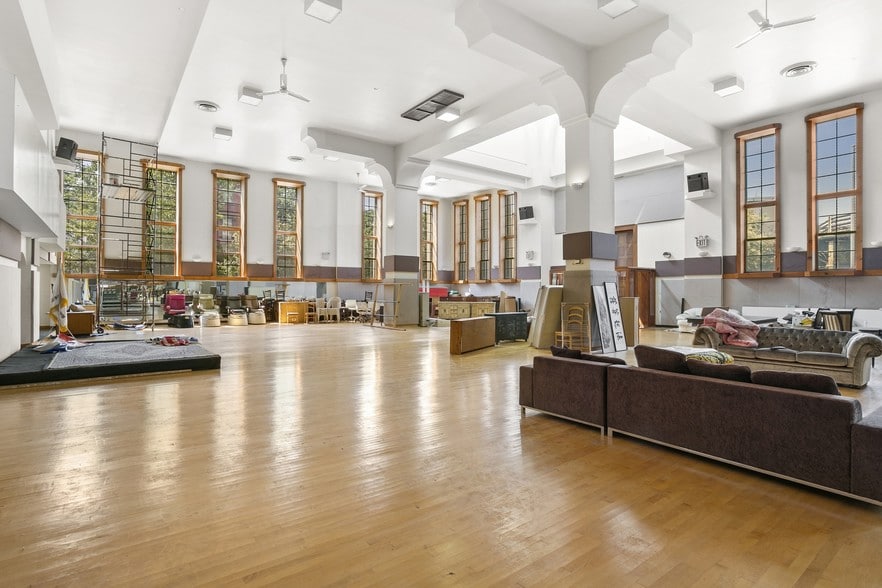 5 Stuyvesant Ave, Brooklyn, NY for lease - Interior Photo - Image 2 of 6