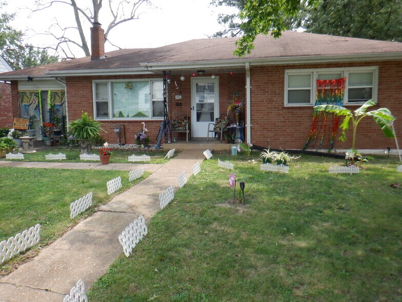 2425 Petrova Ave, Jennings, MO for sale - Primary Photo - Image 1 of 5