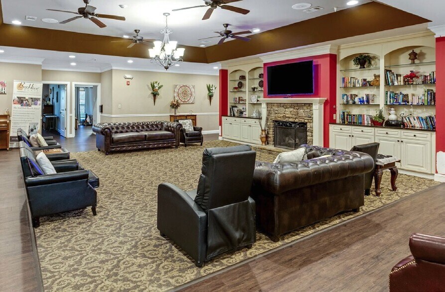 1073 S Enota Dr NE, Gainesville, GA à vendre - Photo du bâtiment - Image 2 de 10