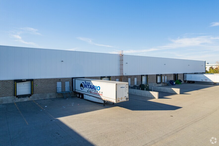 1001 Jean Talon Rue, St-Bruno-de-Montarville, QC à louer - Photo du bâtiment - Image 2 de 3