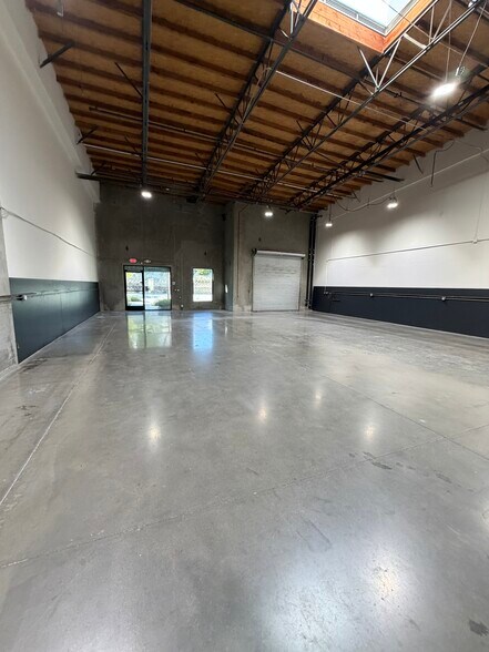 42095 Zevo Dr, Temecula, CA à louer - Photo du bâtiment - Image 2 de 11