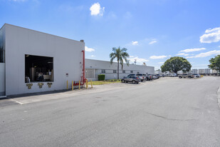 700 NW 57th Ct, Fort Lauderdale FL - Entrepôt