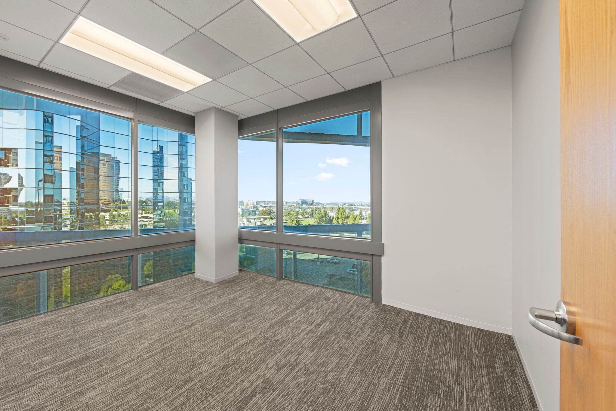 4270 Executive Sq, La Jolla, CA à louer Photo intérieure- Image 1 de 7