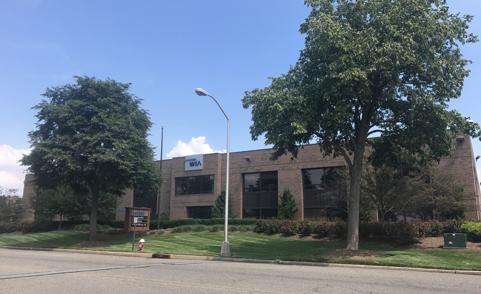 430-450 Commerce Blvd, Carlstadt, NJ for lease - Building Photo - Image 1 of 5