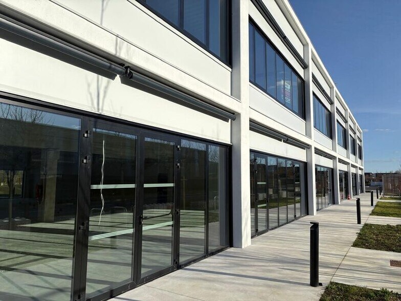 Retail in Collégien for lease - Building Photo - Image 3 of 5