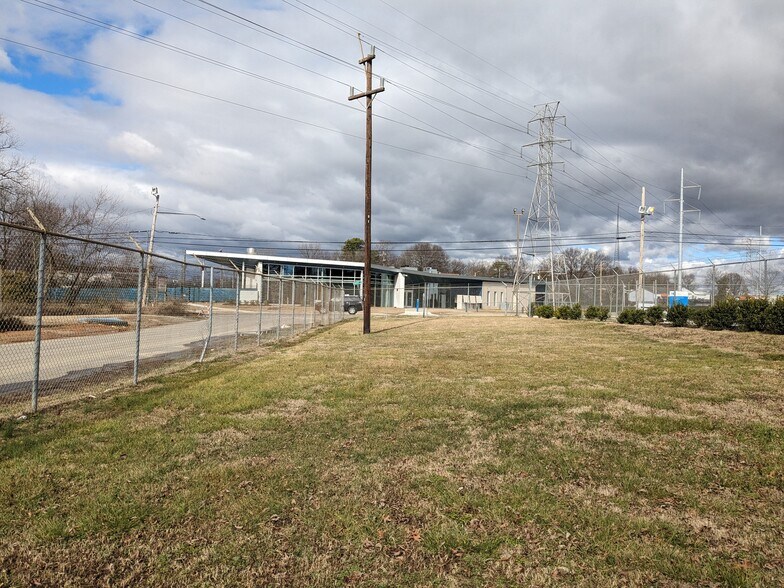 4413 Yancey Rd, Charlotte, NC à louer - Photo du bâtiment - Image 2 de 5