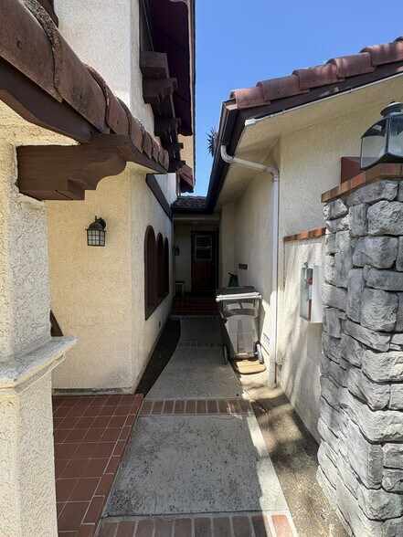 246 E Hullett St, Long Beach, CA à vendre - Photo du bâtiment - Image 3 de 10