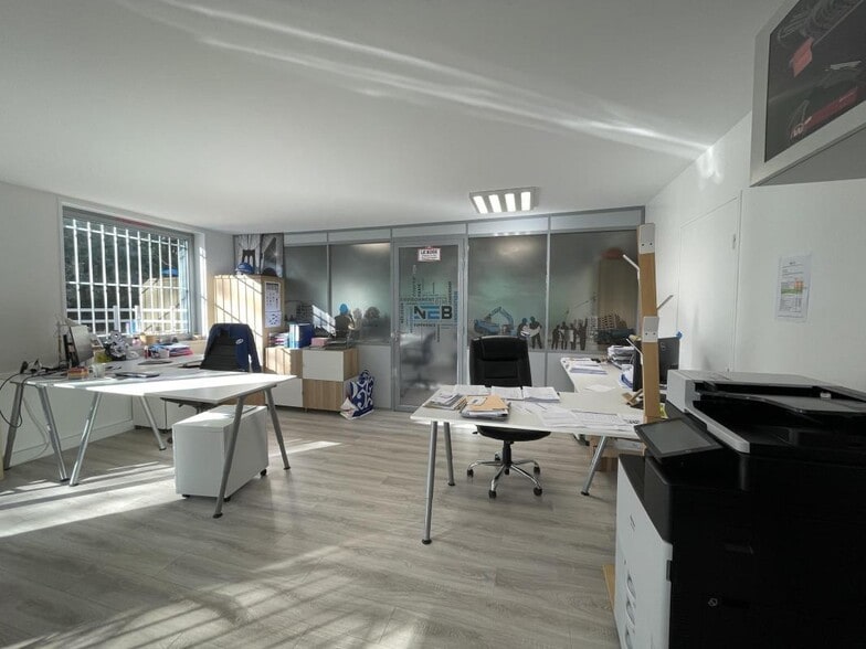 Rue Albert Einstein, Champs-sur-Marne for lease - Interior Photo - Image 3 of 5