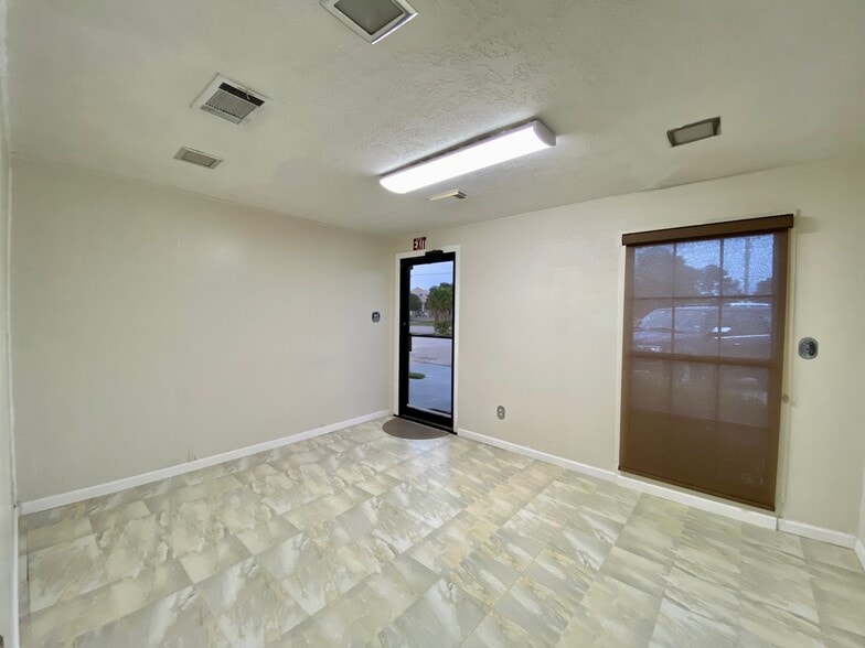 907 Bay Area Blvd, Houston, TX for sale - Interior Photo - Image 2 of 11
