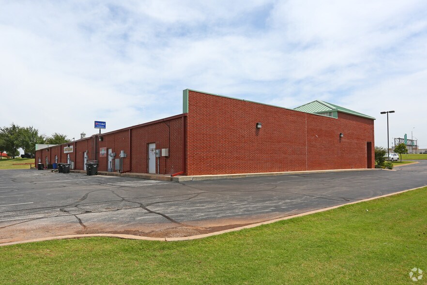 2309 S I-35 Service Rd, Moore, OK à louer - Photo du bâtiment - Image 3 de 6