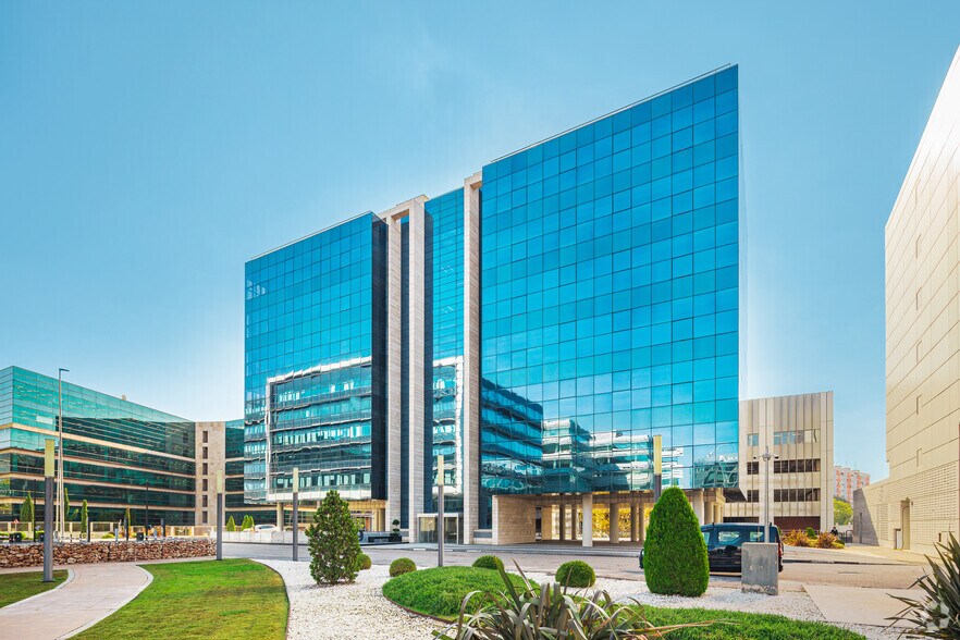 Calle Vía de los Poblados, 3, Madrid, Madrid à louer - Photo du bâtiment - Image 3 de 25