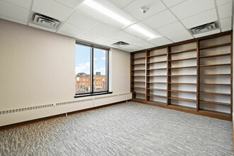 56 S Washington St, Valparaiso, IN à louer Photo intérieure- Image 2 de 3