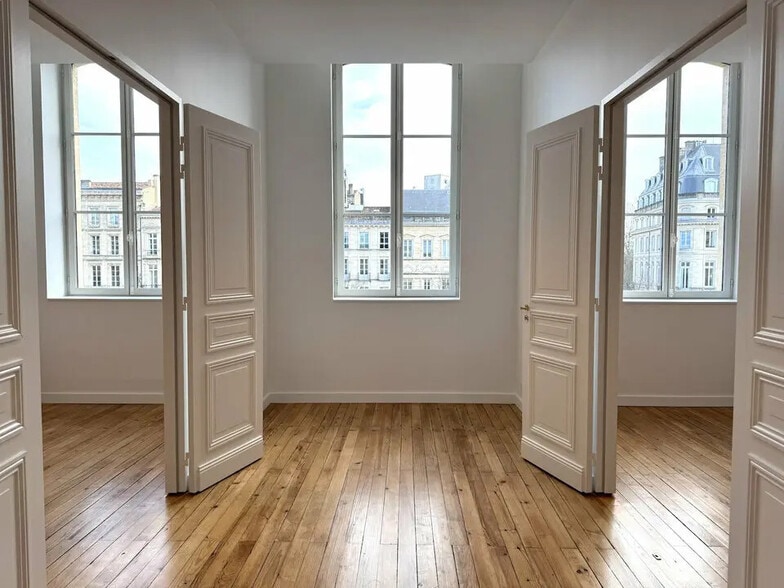 Office in Bordeaux for lease - Interior Photo - Image 2 of 9