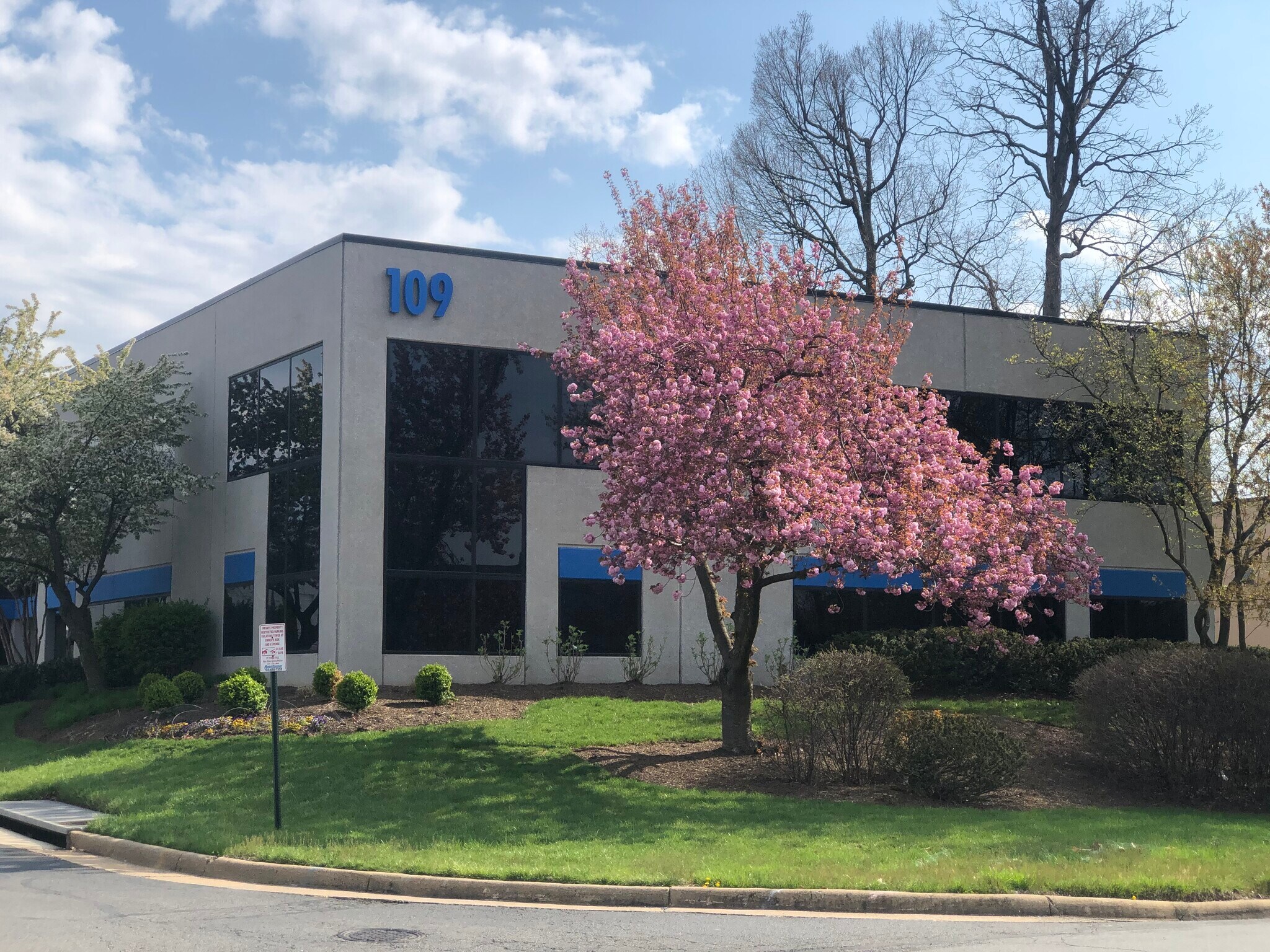 109 Carpenter Dr, Sterling, VA à louer Photo principale- Image 1 de 10