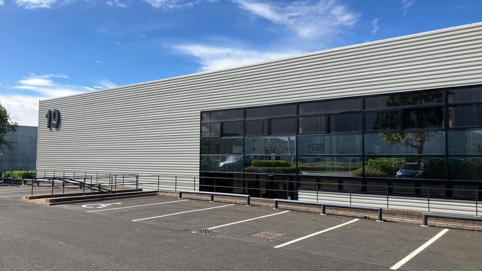 19-21 Tanners Dr, Milton Keynes for lease - Building Photo - Image 2 of 5