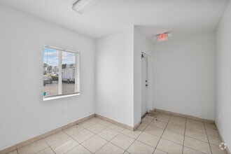 13420-13432 NW 38th Ct, Opa Locka, FL à louer Photo intérieure- Image 2 de 16