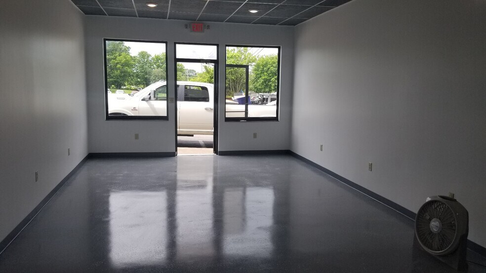 105 W Railroad St, Dickson, TN à louer - Photo intérieure - Image 2 de 7