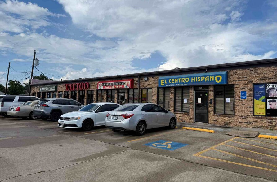 614-626 N Britain Rd, Irving, TX à louer - Photo du bâtiment - Image 1 de 10