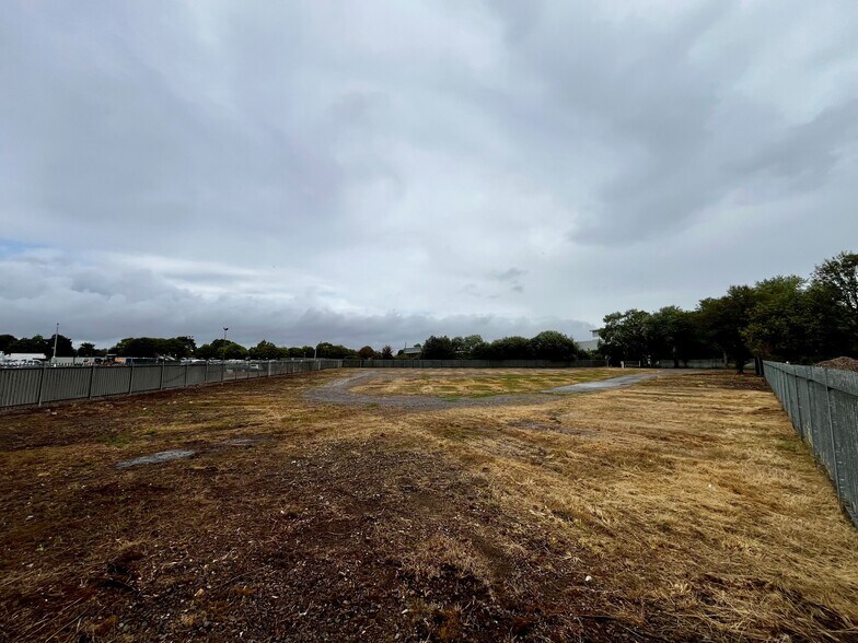 37B Broadway E, Westbury à louer - Photo du bâtiment - Image 3 de 3