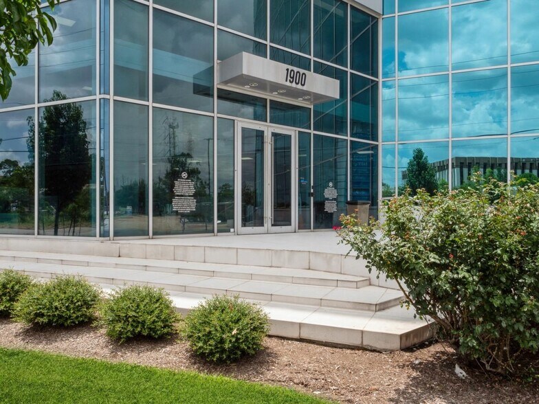 1900 North Loop W, Houston, TX à louer - Photo du bâtiment - Image 2 de 9