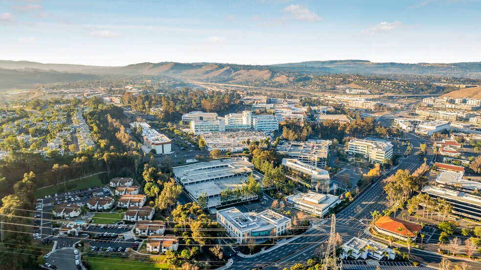 26732 Crown Valley Pkwy, Mission Viejo, CA à louer - Photo du bâtiment - Image 3 de 7