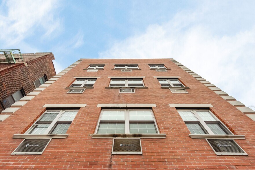 253 E 206th St, Bronx, NY à vendre - Photo du bâtiment - Image 3 de 30