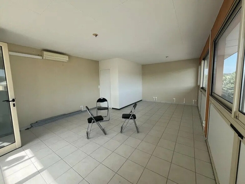 Office in Saint-Rémy-de-Provence for lease - Interior Photo - Image 2 of 3