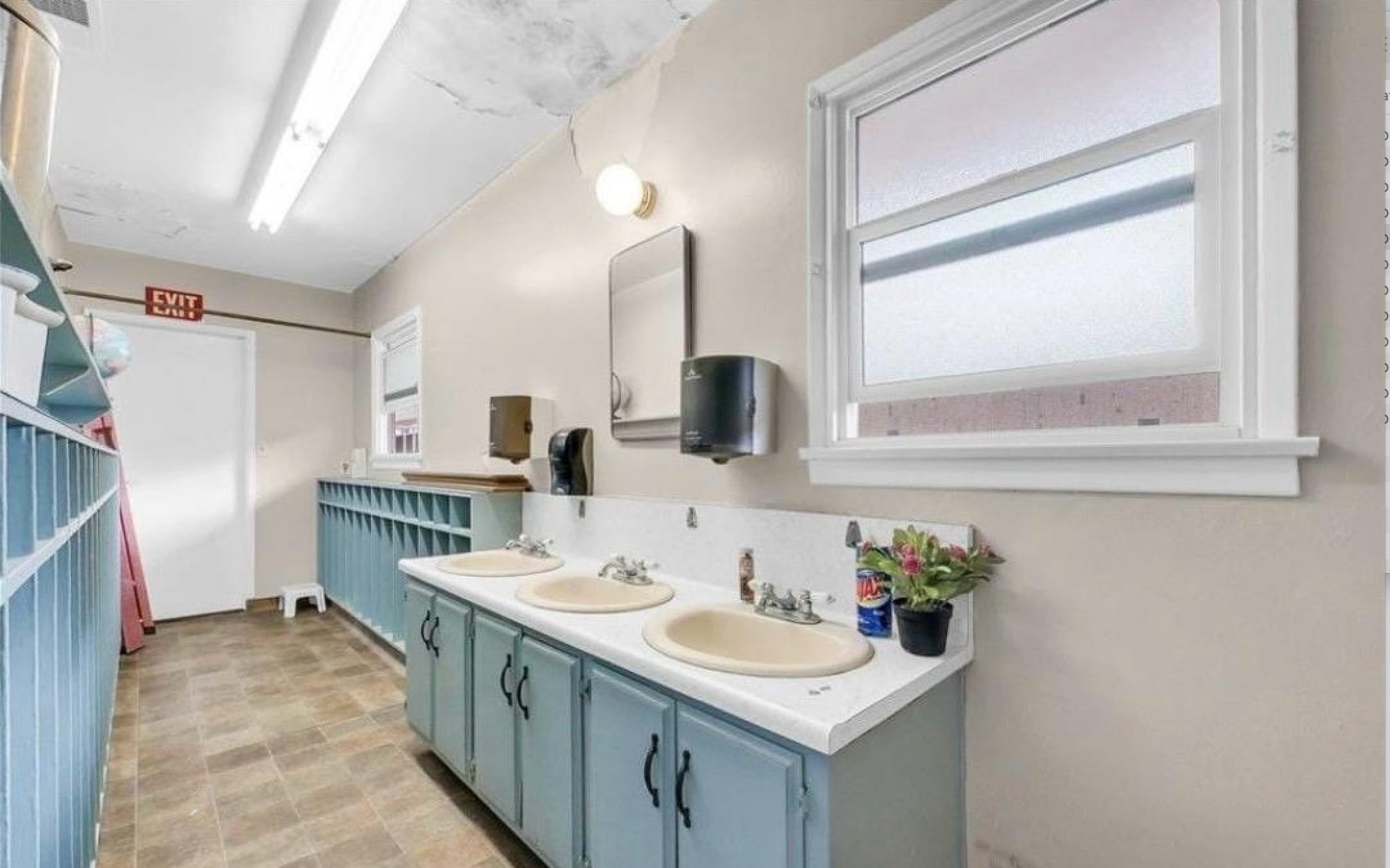 412 N San Gabriel Ave, Azusa, CA for lease Interior Photo- Image 1 of 7