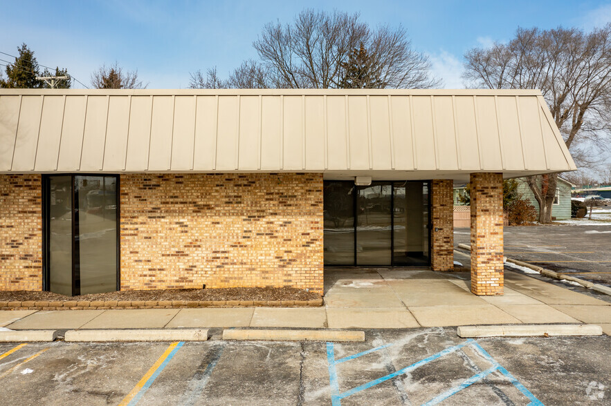 990 S Lapeer Rd, Oxford, MI for lease - Building Photo - Image 2 of 8