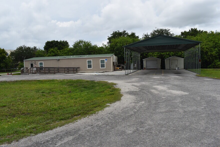1893 90th Ave, Vero Beach, FL à louer - Photo du bâtiment - Image 3 de 21