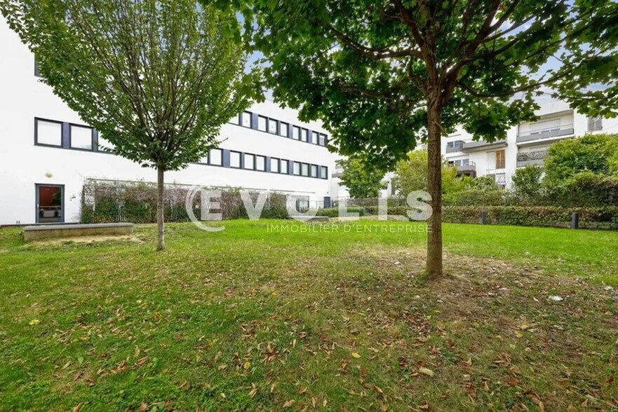 Office in Bondy for lease - Building Photo - Image 1 of 14