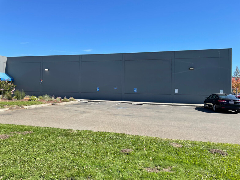 3780 Flightline Dr, Santa Rosa, CA for lease - Building Photo - Image 2 of 3