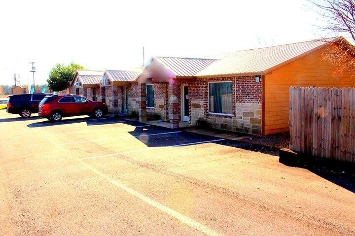 2004-2006 Jacksonville Dr, Henderson, TX à vendre - Photo du bâtiment - Image 2 de 38