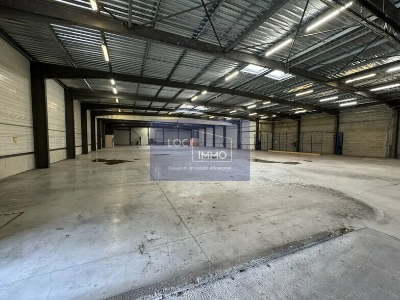 Industrial in Le Haillan for lease - Interior Photo - Image 2 of 5