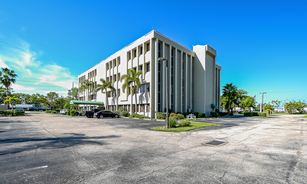 3949 Evans Ave, Fort Myers, FL for lease - Building Photo - Image 3 of 12