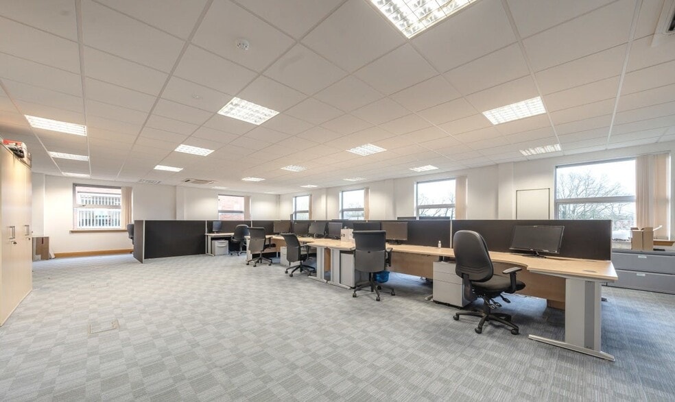 4 Winnersh Fields Gazelle Close, Wokingham à vendre - Photo du bâtiment - Image 3 de 6