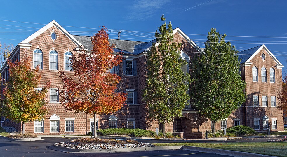 121 W Long Lake Rd, Bloomfield Hills, MI à louer - Photo principale - Image 1 de 2