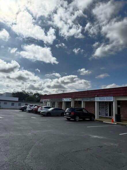 6303-6343 Miramar Pky, Miramar, FL à louer - Photo du bâtiment - Image 2 de 5