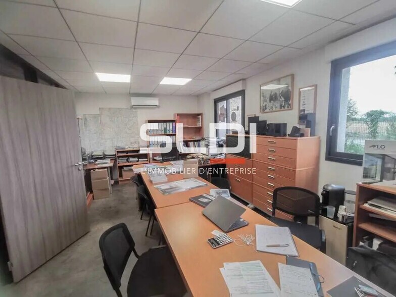 Retail in Saint-Laurent-de-Mure for lease - Interior Photo - Image 3 of 12