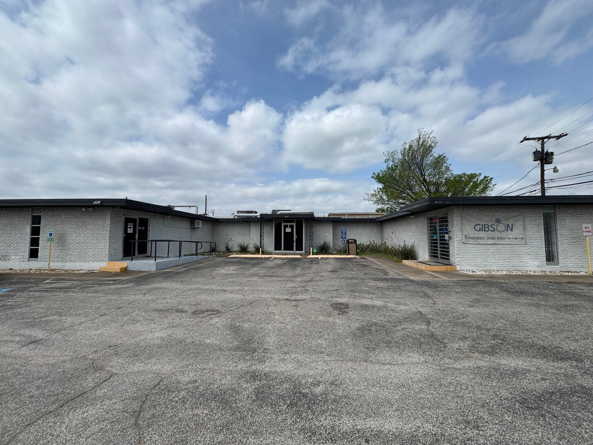 811-815 N O'Connor Rd, Irving, TX for lease Primary Photo- Image 1 of 8