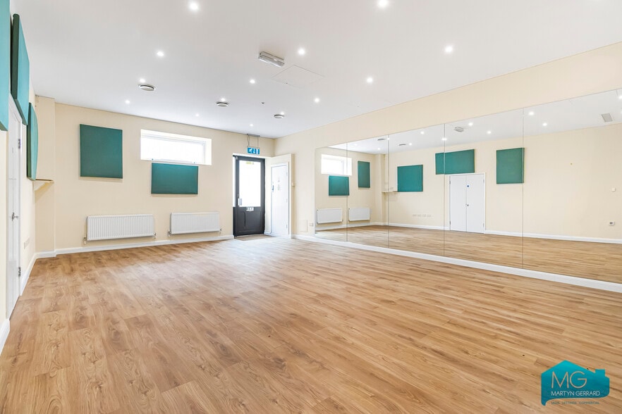 2 Lambert Way, London for lease - Interior Photo - Image 3 of 30