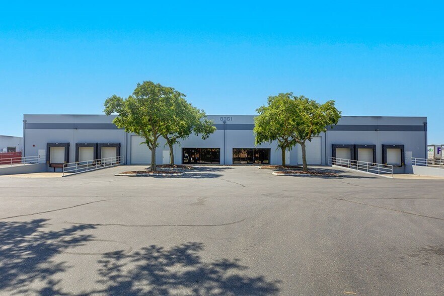 8361 Rovana Cir, Sacramento, CA à vendre - Photo du bâtiment - Image 1 de 1