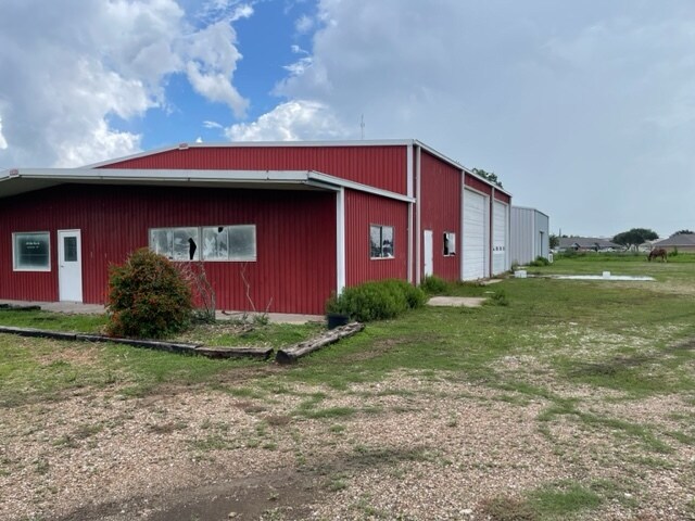 204 Glen Flora Rd, Eagle Lake, TX à vendre - Photo du bâtiment - Image 3 de 27