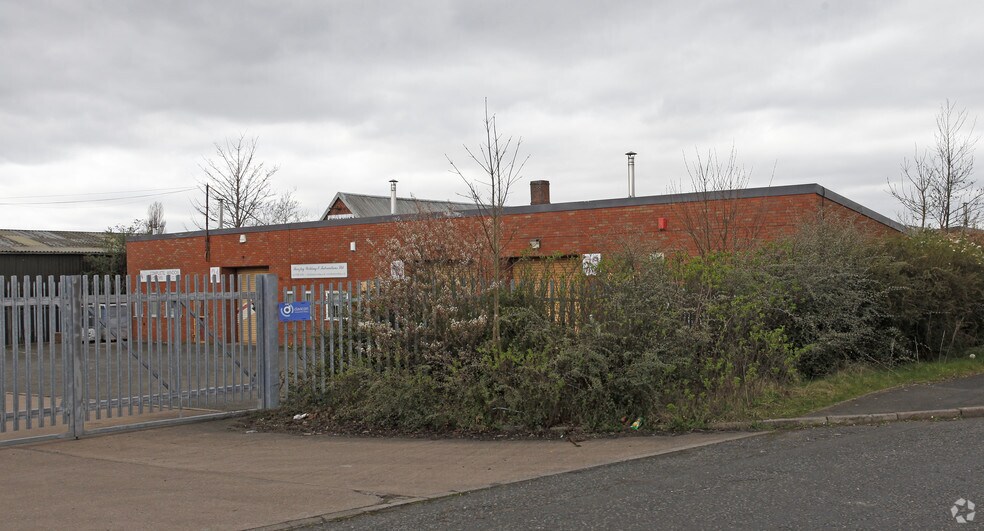 Fens Pool Ave, Brierley Hill à louer - Photo principale - Image 1 de 5