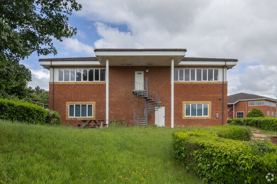 2 Crown Ct, Rushden à louer - Photo du bâtiment - Image 3 de 4
